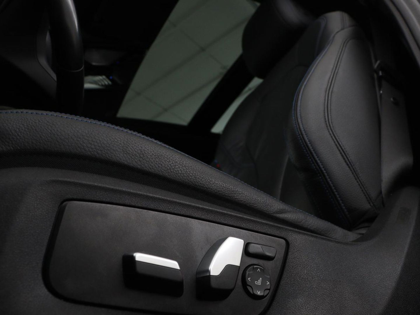 BMW 5 Serie 530e xDrive M Sport | Panoramadak | Harman/Kardon | Stoel & stuurverwarming | Adaptive cruise | Camera | Trekhaak | Carplay | Achterbankverwarming | Live Cockpit | Sportstoelen