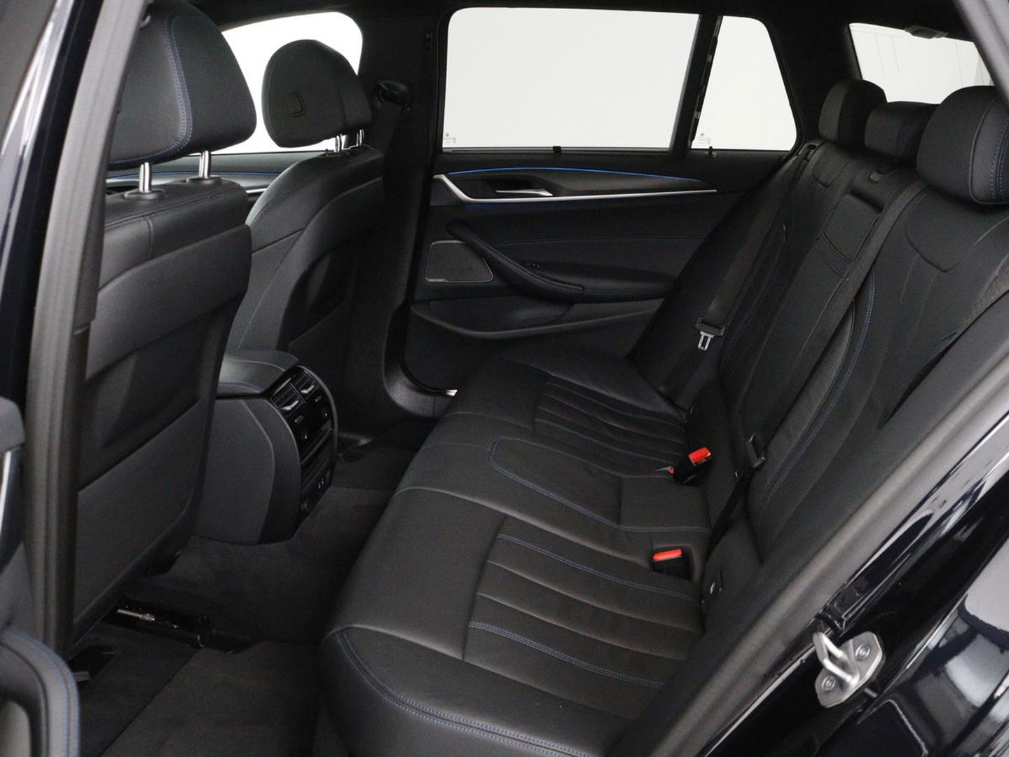 BMW 5 Serie 530e xDrive M Sport | Panoramadak | Harman/Kardon | Stoel & stuurverwarming | Adaptive cruise | Camera | Trekhaak | Carplay | Achterbankverwarming | Live Cockpit | Sportstoelen