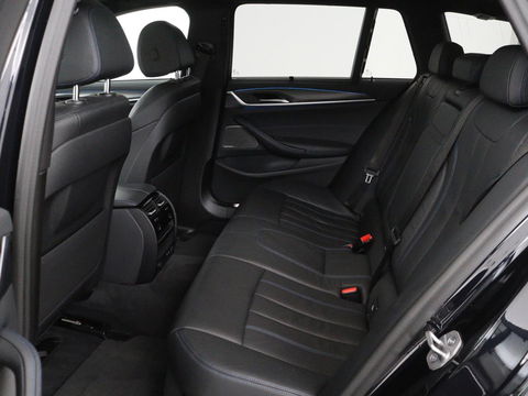 BMW 5 Serie 530e xDrive M Sport | Panoramadak | Harman/Kardon | Stoel & stuurverwarming | Adaptive cruise | Camera | Trekhaak | Carplay | Achterbankverwarming | Live Cockpit | Sportstoelen