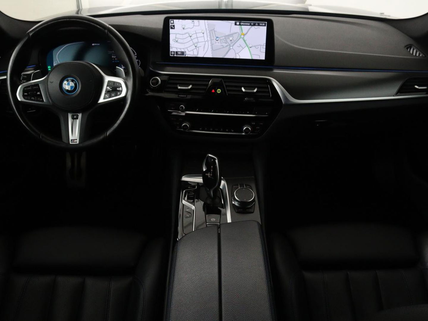 BMW 5 Serie 530e xDrive M Sport | Panoramadak | Harman/Kardon | Stoel & stuurverwarming | Adaptive cruise | Camera | Trekhaak | Carplay | Achterbankverwarming | Live Cockpit | Sportstoelen