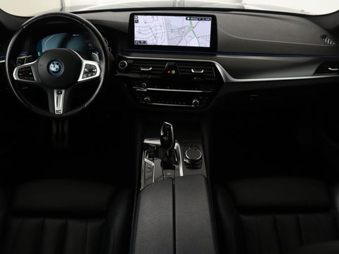 BMW 5 Serie 530e xDrive M Sport | Panoramadak | Harman/Kardon | Stoel & stuurverwarming | Adaptive cruise | Camera | Trekhaak | Carplay | Achterbankverwarming | Live Cockpit | Sportstoelen