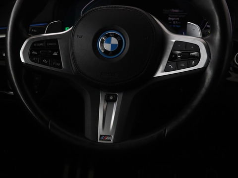 BMW 5 Serie 530e xDrive M Sport | Panoramadak | Harman/Kardon | Stoel & stuurverwarming | Adaptive cruise | Camera | Trekhaak | Carplay | Achterbankverwarming | Live Cockpit | Sportstoelen