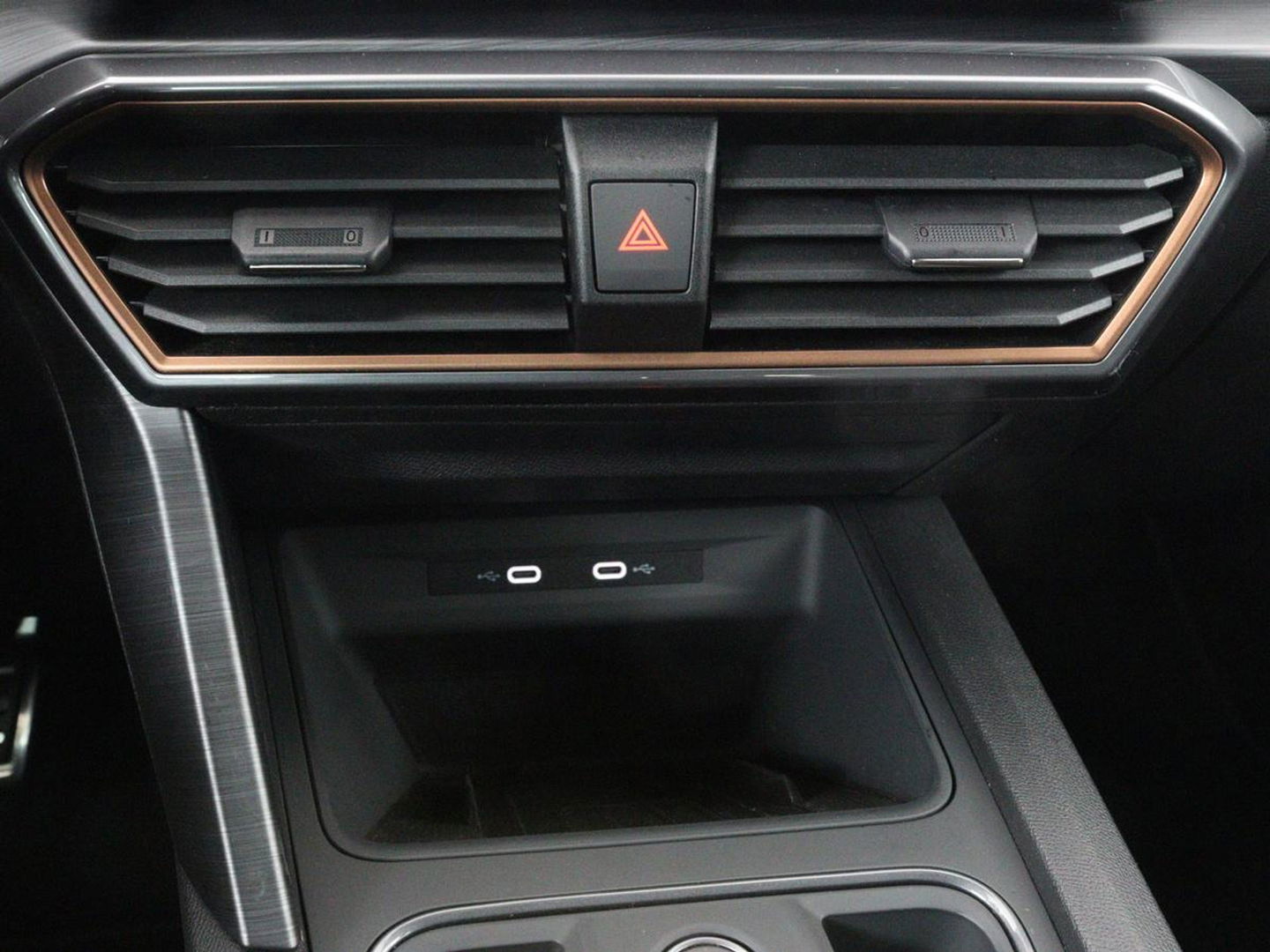 CUPRA Leon 1.4 e-Hybrid | Camera | Adaptive cruise | Stuurverwarming | Navigatie | Sportstoelen | Sfeerverlichting | Keyless | Full LED | PHEV