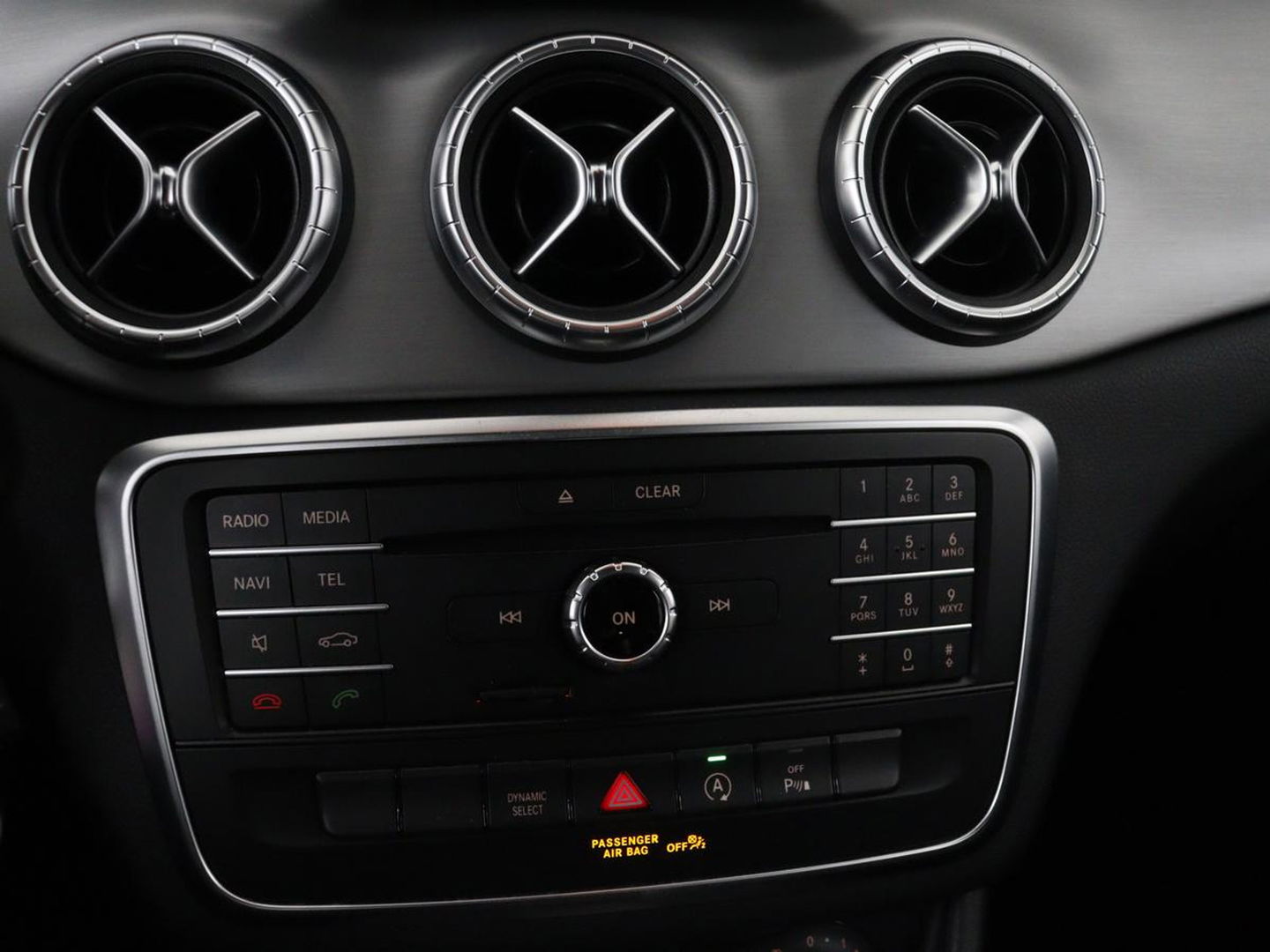 Mercedes-Benz CLA-Klasse Shooting Brake 180 AMG Line | Leder/Alcanatara | Full LED | Navigatie | Sportstoelen | Park Assist | Cruise control | Bluetooth