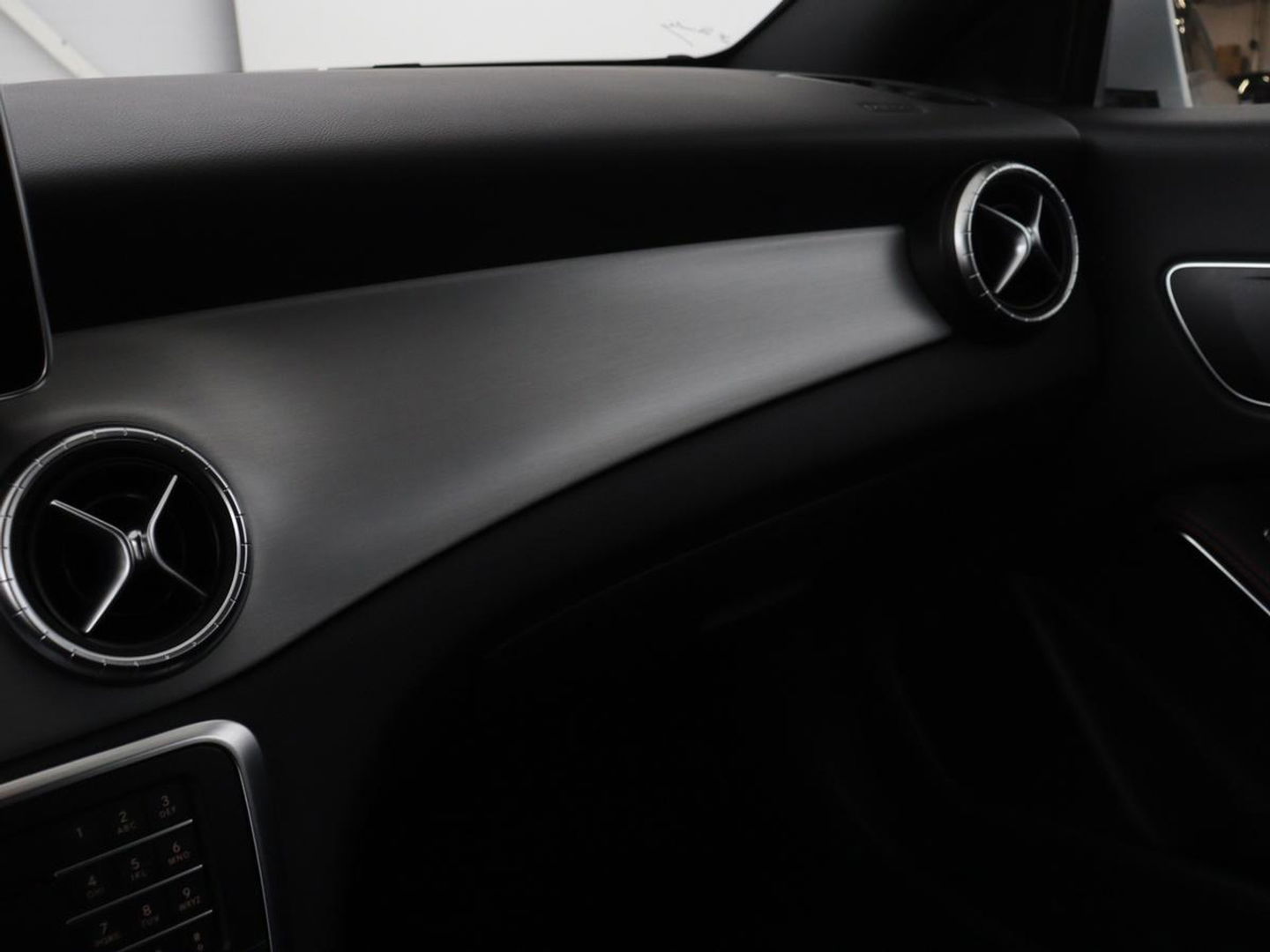 Mercedes-Benz CLA-Klasse Shooting Brake 180 AMG Line | Leder/Alcanatara | Full LED | Navigatie | Sportstoelen | Park Assist | Cruise control | Bluetooth