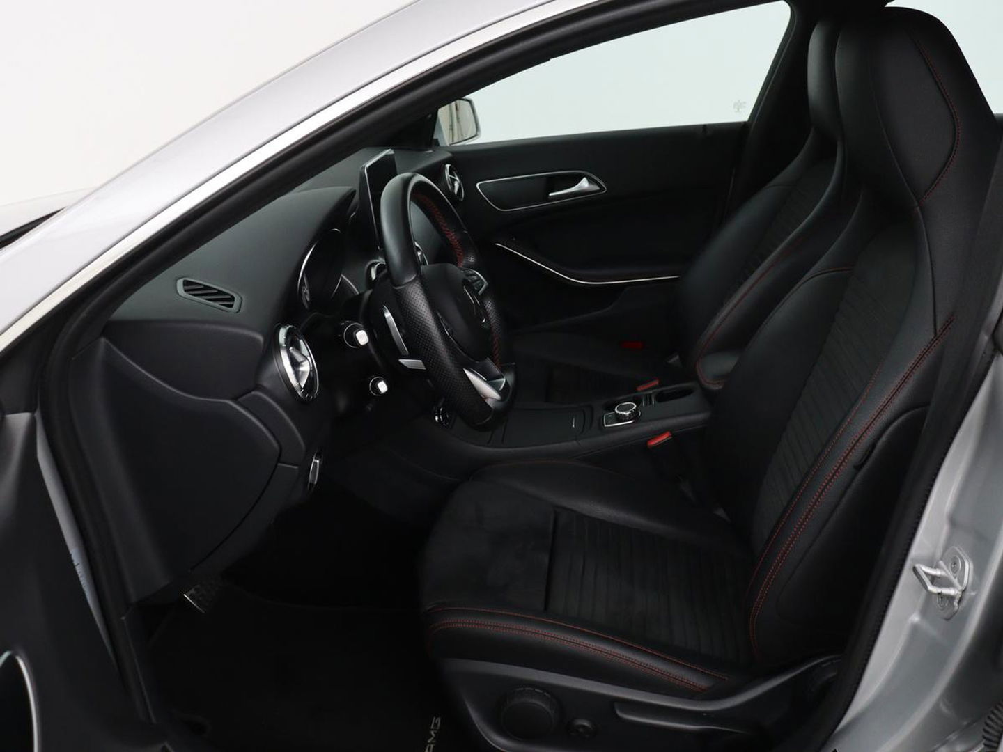 Mercedes-Benz CLA-Klasse Shooting Brake 180 AMG Line | Leder/Alcanatara | Full LED | Navigatie | Sportstoelen | Park Assist | Cruise control | Bluetooth