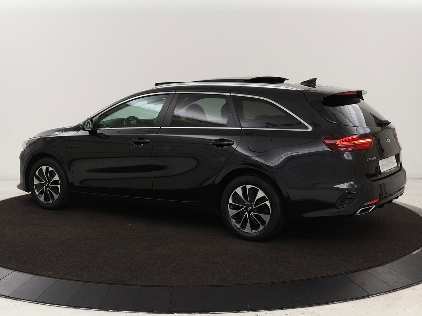Kia Ceed 1.6 GDI PHEV DynamicLine | Panoramadak | Camera | Carplay | Navigatie | Full LED | Climate control | Digital Cockpit | Cruise control | Bluetooth