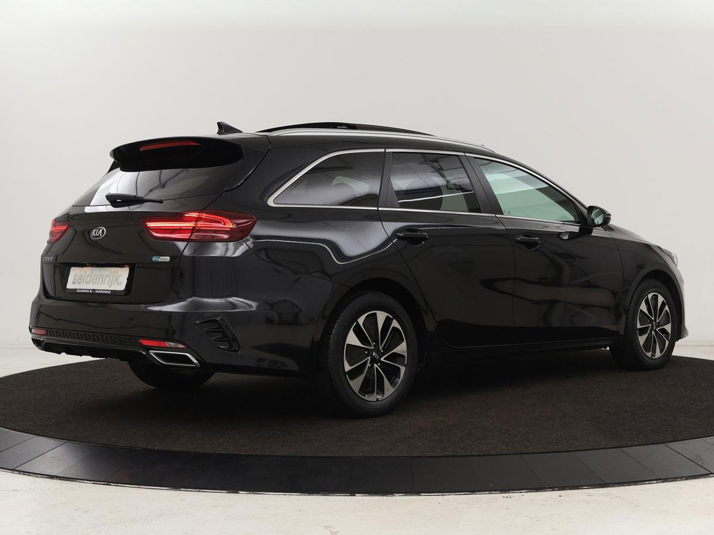 Kia Ceed 1.6 GDI PHEV DynamicLine | Panoramadak | Camera | Carplay | Navigatie | Full LED | Climate control | Digital Cockpit | Cruise control | Bluetooth