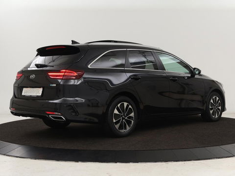 Kia Ceed 1.6 GDI PHEV DynamicLine | Panoramadak | Camera | Carplay | Navigatie | Full LED | Climate control | Digital Cockpit | Cruise control | Bluetooth