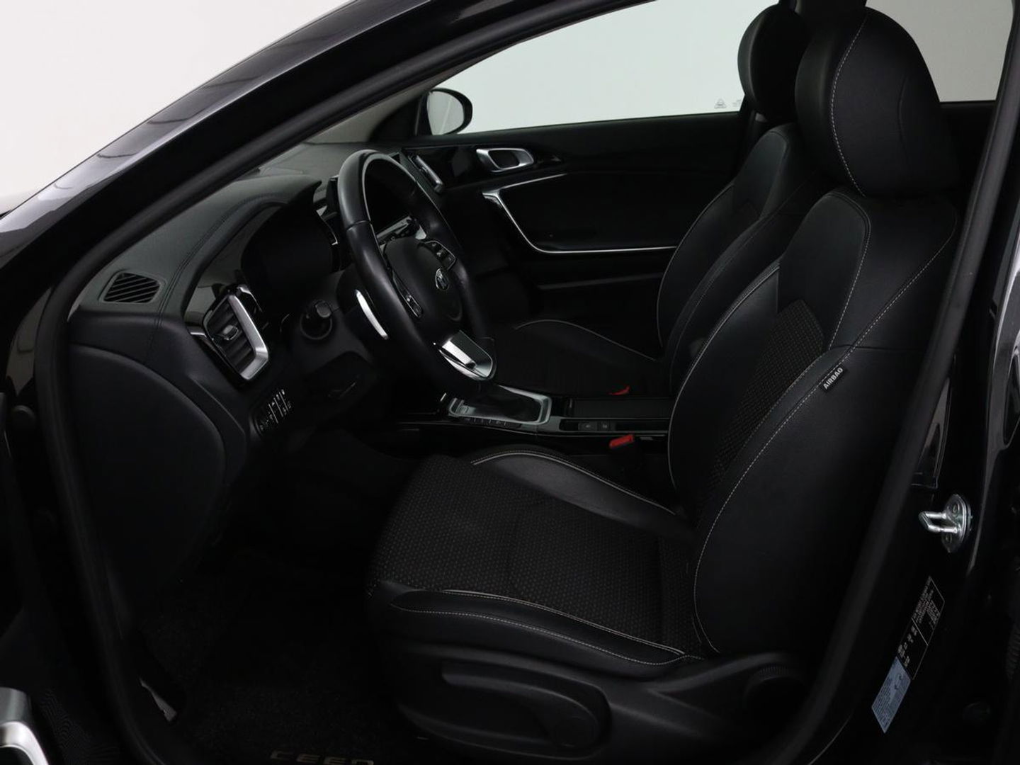 Kia Ceed 1.6 GDI PHEV DynamicLine | Panoramadak | Camera | Carplay | Navigatie | Full LED | Climate control | Digital Cockpit | Cruise control | Bluetooth
