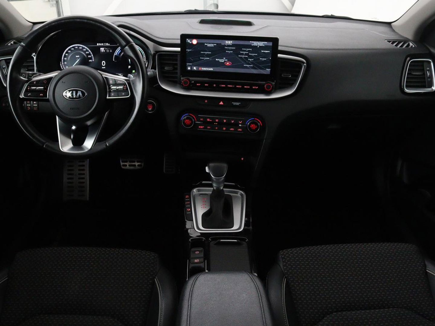 Kia Ceed 1.6 GDI PHEV DynamicLine | Panoramadak | Camera | Carplay | Navigatie | Full LED | Climate control | Digital Cockpit | Cruise control | Bluetooth