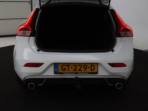 Volvo V40 2.0 D2 R-Design | Stoelverwarming | Trekhaak | Xenon | Leder/Alcantara | Navigatie | Parkeerhulp | Climate control