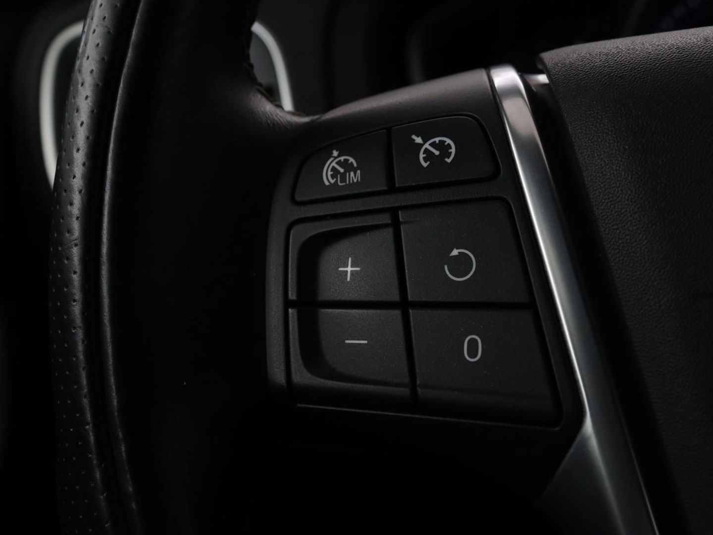 Volvo V40 2.0 D2 R-Design | Stoelverwarming | Trekhaak | Xenon | Leder/Alcantara | Navigatie | Parkeerhulp | Climate control