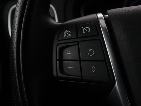 Volvo V40 2.0 D2 R-Design | Stoelverwarming | Trekhaak | Xenon | Leder/Alcantara | Navigatie | Parkeerhulp | Climate control