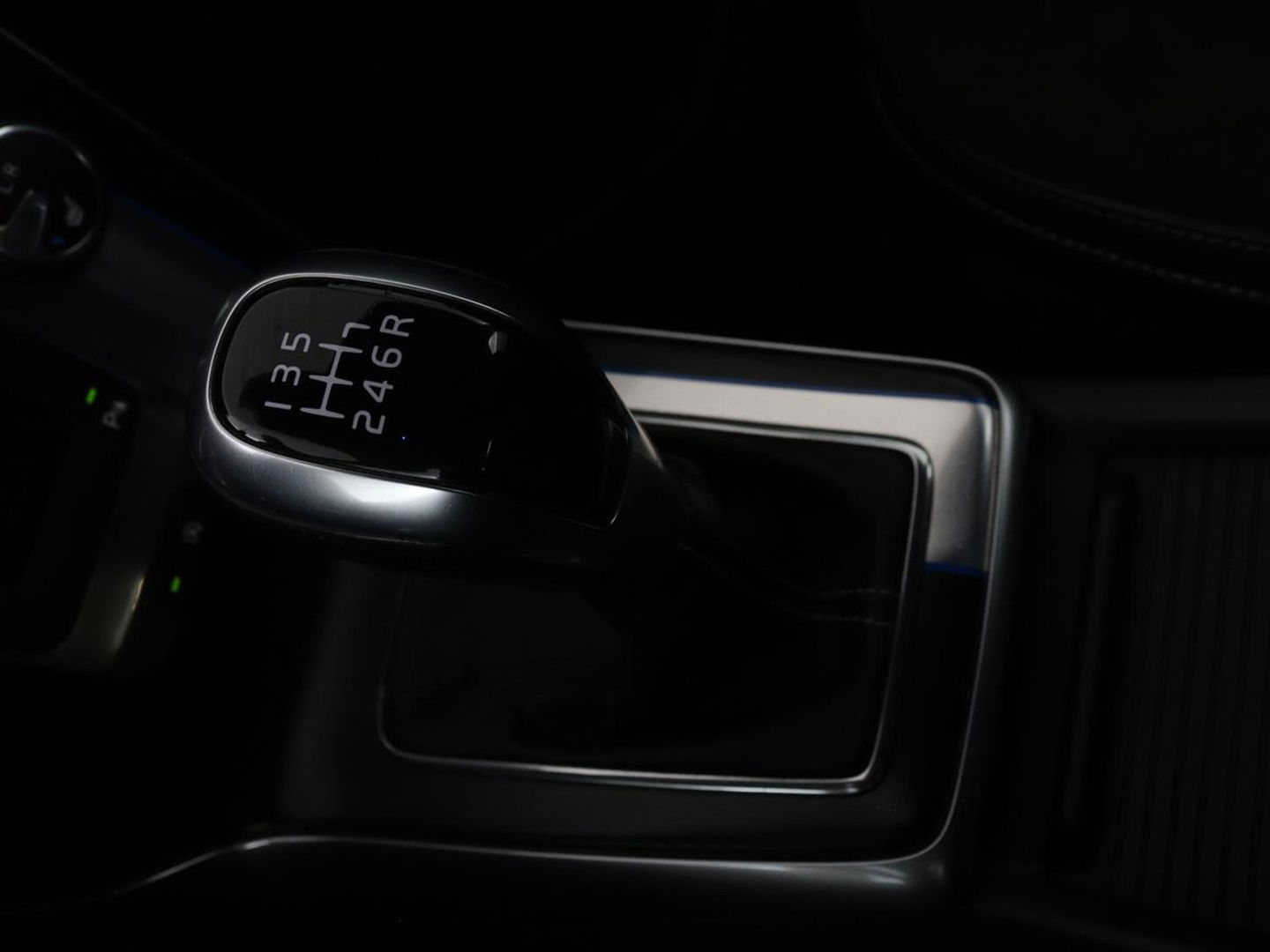 Volvo V40 2.0 D2 R-Design | Stoelverwarming | Trekhaak | Xenon | Leder/Alcantara | Navigatie | Parkeerhulp | Climate control