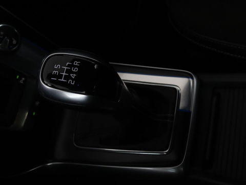 Volvo V40 2.0 D2 R-Design | Stoelverwarming | Trekhaak | Xenon | Leder/Alcantara | Navigatie | Parkeerhulp | Climate control