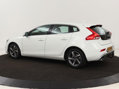 Volvo V40 2.0 D2 R-Design | Stoelverwarming | Trekhaak | Xenon | Leder/Alcantara | Navigatie | Parkeerhulp | Climate control