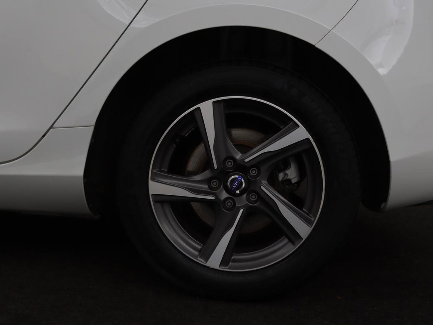 Volvo V40 2.0 D2 R-Design | Stoelverwarming | Trekhaak | Xenon | Leder/Alcantara | Navigatie | Parkeerhulp | Climate control
