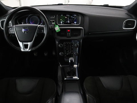 Volvo V40 2.0 D2 R-Design | Stoelverwarming | Trekhaak | Xenon | Leder/Alcantara | Navigatie | Parkeerhulp | Climate control