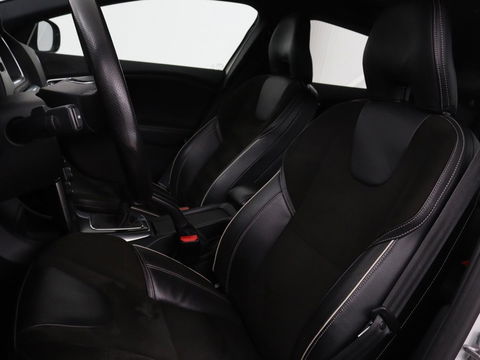 Volvo V40 2.0 D2 R-Design | Stoelverwarming | Trekhaak | Xenon | Leder/Alcantara | Navigatie | Parkeerhulp | Climate control