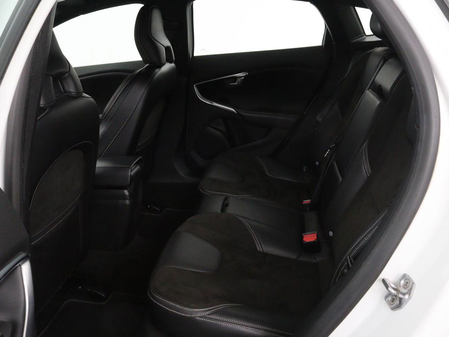 Volvo V40 2.0 D2 R-Design | Stoelverwarming | Trekhaak | Xenon | Leder/Alcantara | Navigatie | Parkeerhulp | Climate control