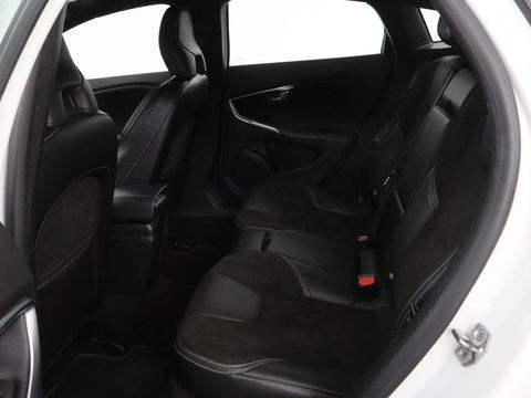 Volvo V40 2.0 D2 R-Design | Stoelverwarming | Trekhaak | Xenon | Leder/Alcantara | Navigatie | Parkeerhulp | Climate control