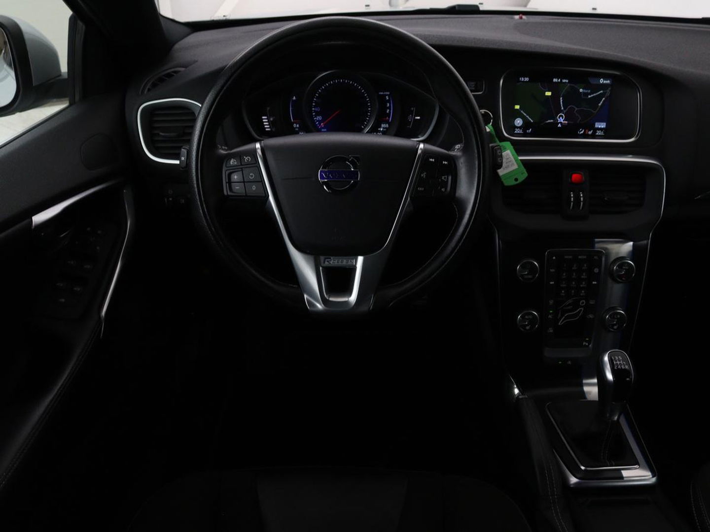 Volvo V40 2.0 D2 R-Design | Stoelverwarming | Trekhaak | Xenon | Leder/Alcantara | Navigatie | Parkeerhulp | Climate control