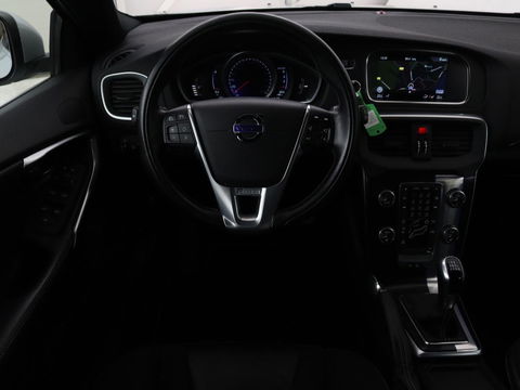 Volvo V40 2.0 D2 R-Design | Stoelverwarming | Trekhaak | Xenon | Leder/Alcantara | Navigatie | Parkeerhulp | Climate control