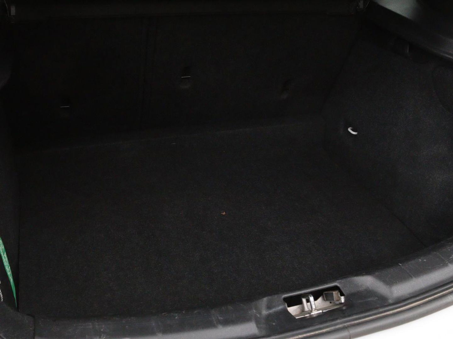 Volvo V40 2.0 D2 R-Design | Stoelverwarming | Trekhaak | Xenon | Leder/Alcantara | Navigatie | Parkeerhulp | Climate control