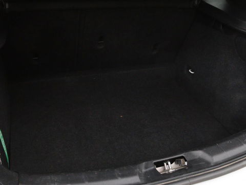 Volvo V40 2.0 D2 R-Design | Stoelverwarming | Trekhaak | Xenon | Leder/Alcantara | Navigatie | Parkeerhulp | Climate control