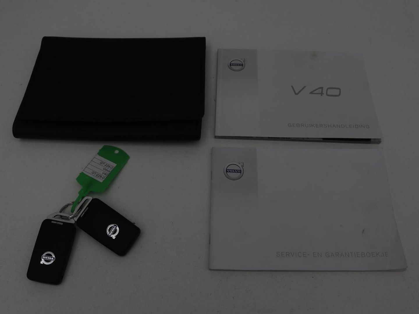 Volvo V40 2.0 D2 R-Design | Stoelverwarming | Trekhaak | Xenon | Leder/Alcantara | Navigatie | Parkeerhulp | Climate control