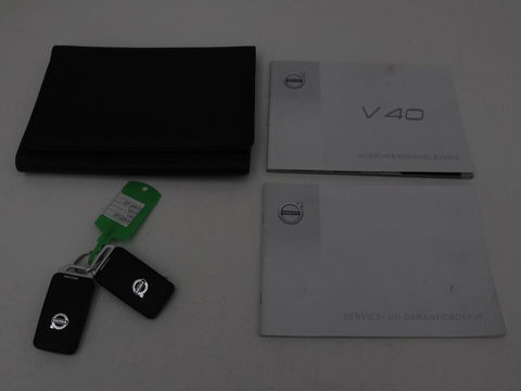Volvo V40 2.0 D2 R-Design | Stoelverwarming | Trekhaak | Xenon | Leder/Alcantara | Navigatie | Parkeerhulp | Climate control