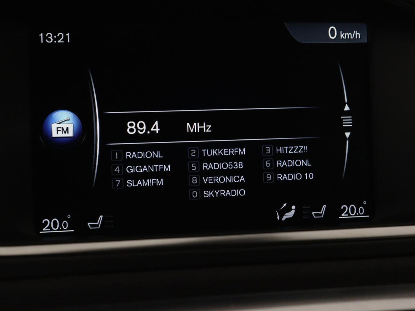 Volvo V40 2.0 D2 R-Design | Stoelverwarming | Trekhaak | Xenon | Leder/Alcantara | Navigatie | Parkeerhulp | Climate control