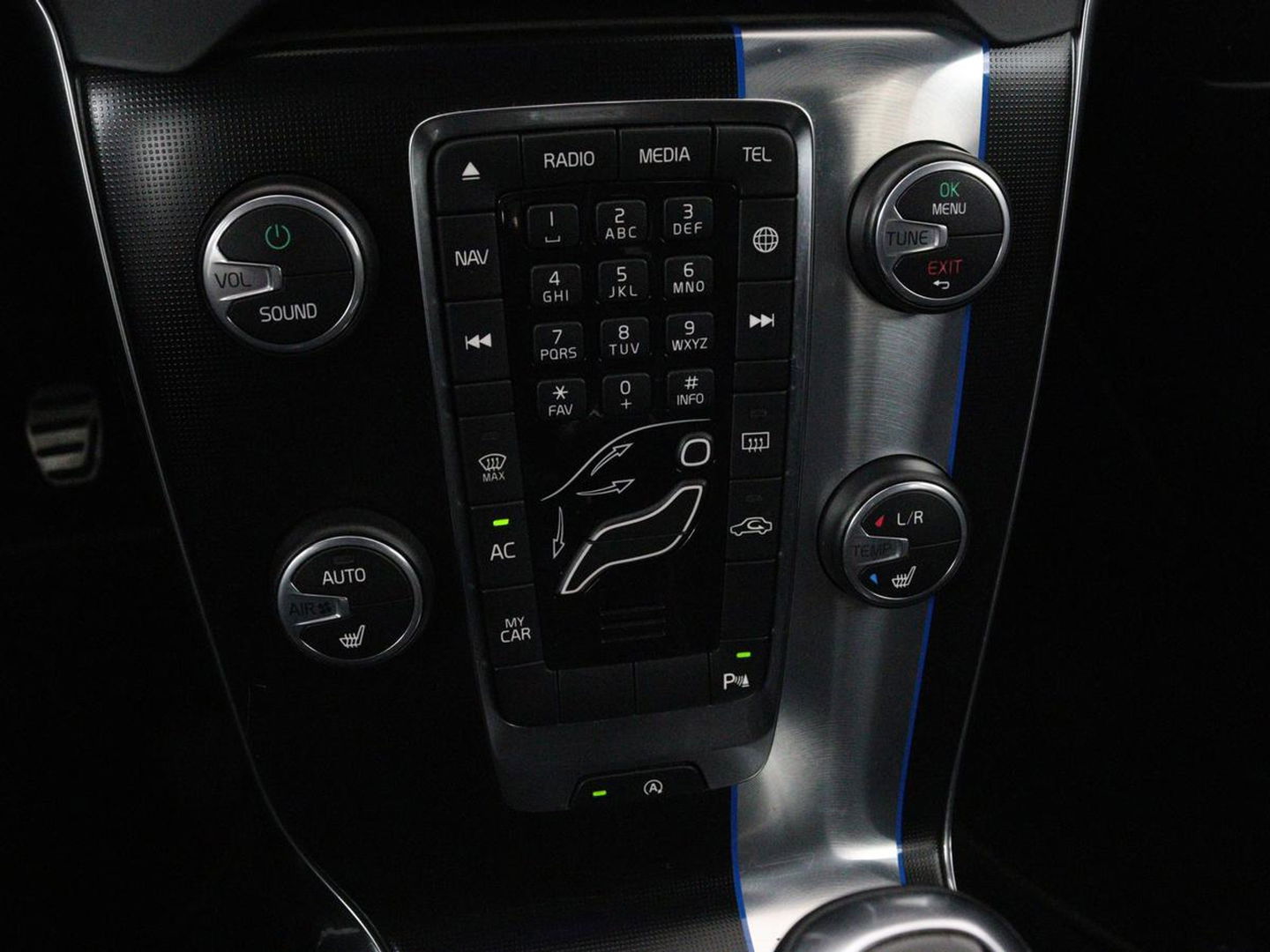 Volvo V40 2.0 D2 R-Design | Stoelverwarming | Trekhaak | Xenon | Leder/Alcantara | Navigatie | Parkeerhulp | Climate control