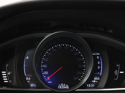 Volvo V40 2.0 D2 R-Design | Stoelverwarming | Trekhaak | Xenon | Leder/Alcantara | Navigatie | Parkeerhulp | Climate control