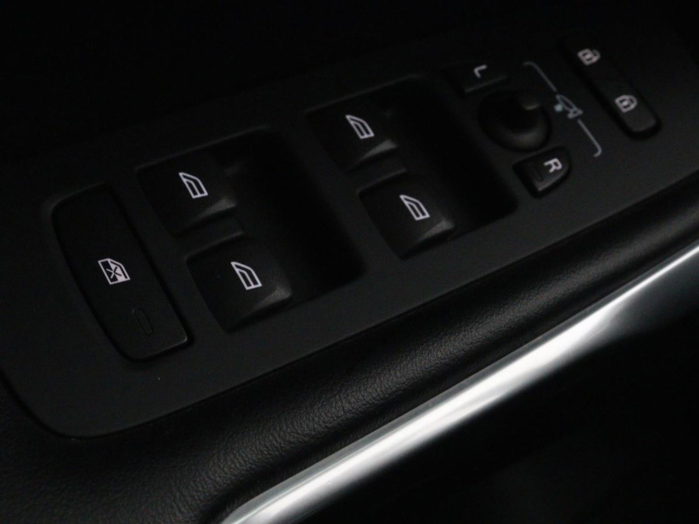 Volvo V40 2.0 D2 R-Design | Stoelverwarming | Trekhaak | Xenon | Leder/Alcantara | Navigatie | Parkeerhulp | Climate control