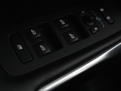 Volvo V40 2.0 D2 R-Design | Stoelverwarming | Trekhaak | Xenon | Leder/Alcantara | Navigatie | Parkeerhulp | Climate control