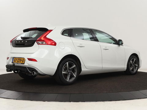 Volvo V40 2.0 D2 R-Design | Stoelverwarming | Trekhaak | Xenon | Leder/Alcantara | Navigatie | Parkeerhulp | Climate control