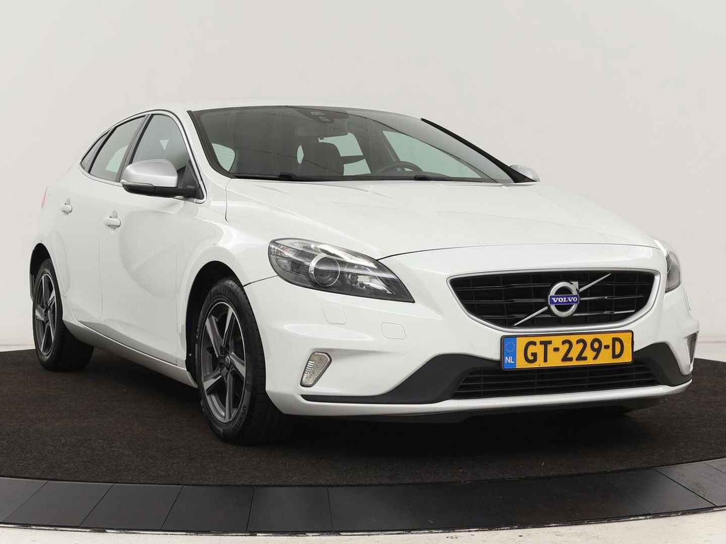 Volvo V40 2.0 D2 R-Design | Stoelverwarming | Trekhaak | Xenon | Leder/Alcantara | Navigatie | Parkeerhulp | Climate control
