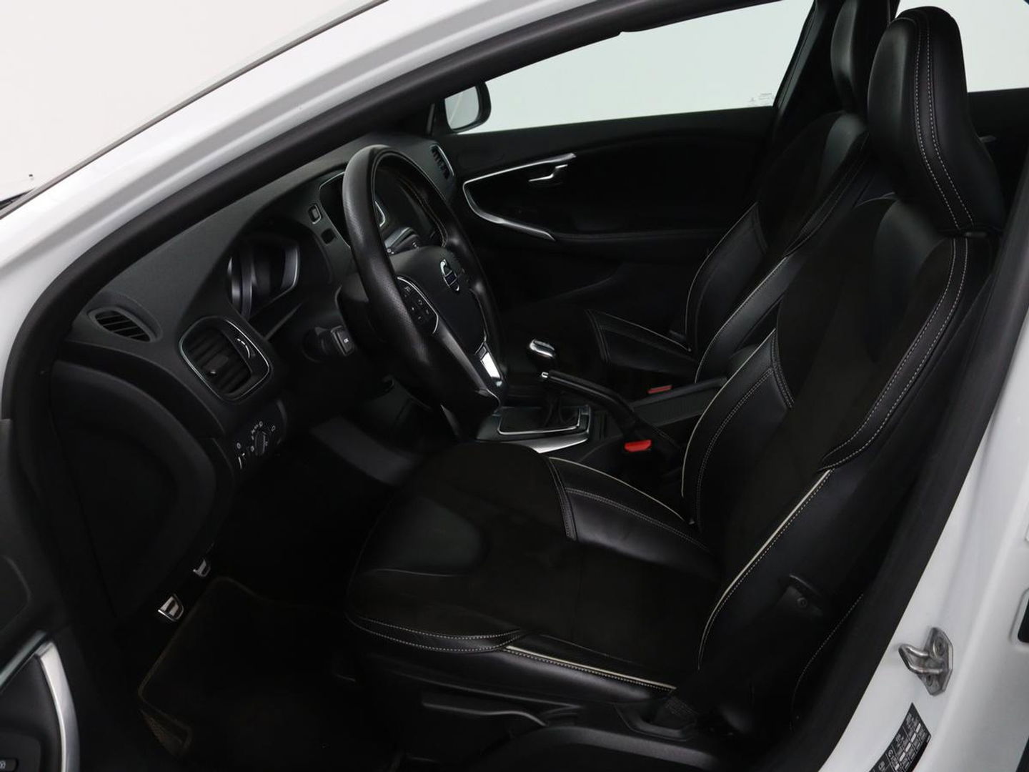 Volvo V40 2.0 D2 R-Design | Stoelverwarming | Trekhaak | Xenon | Leder/Alcantara | Navigatie | Parkeerhulp | Climate control