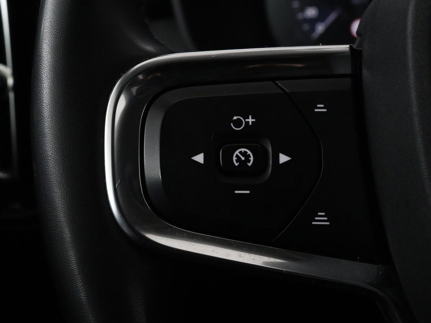 Volvo XC40 1.5 T4 Recharge Incription Expression | Leder | Trekhaak | Camera | Carplay | Keyless | Full LED | Parkeerhulp | Cruise control | Climate control
