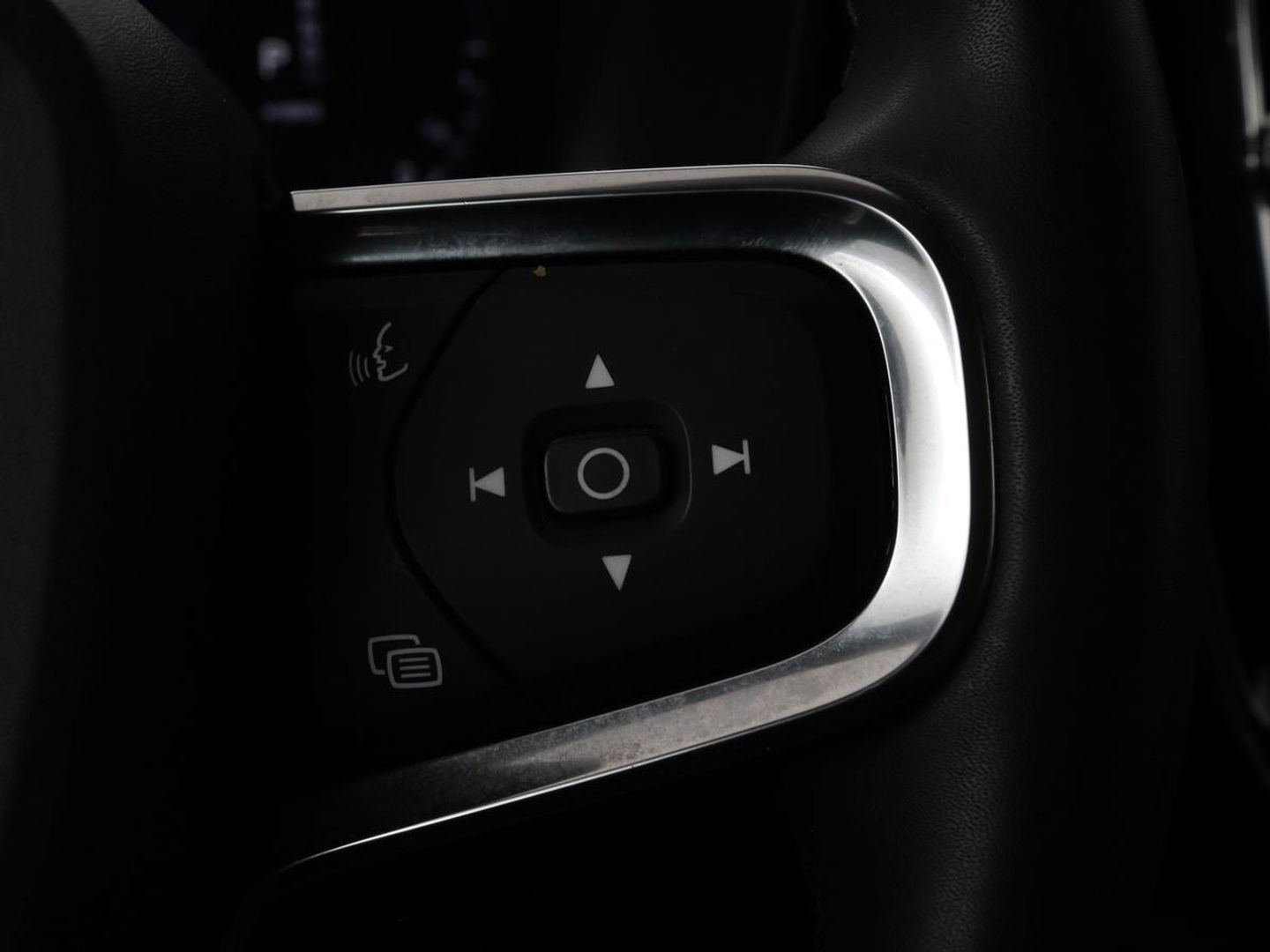 Volvo XC40 1.5 T4 Recharge Incription Expression | Leder | Trekhaak | Camera | Carplay | Keyless | Full LED | Parkeerhulp | Cruise control | Climate control