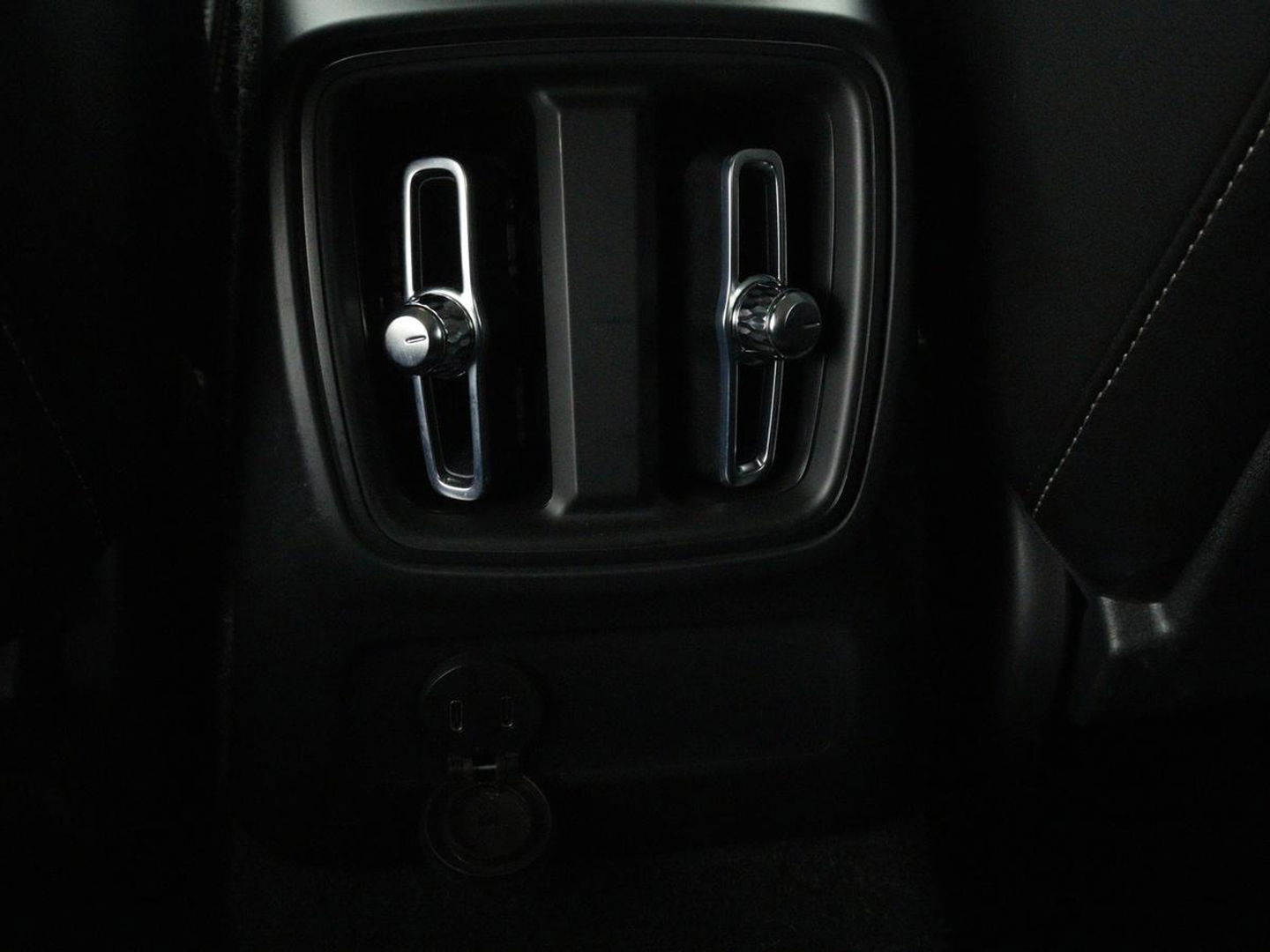 Volvo XC40 1.5 T4 Recharge Incription Expression | Leder | Trekhaak | Camera | Carplay | Keyless | Full LED | Parkeerhulp | Cruise control | Climate control