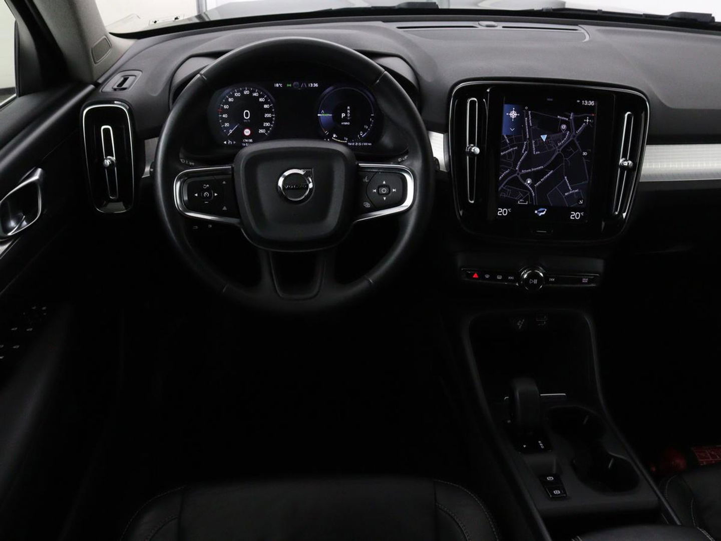 Volvo XC40 1.5 T4 Recharge Incription Expression | Leder | Trekhaak | Camera | Carplay | Keyless | Full LED | Parkeerhulp | Cruise control | Climate control