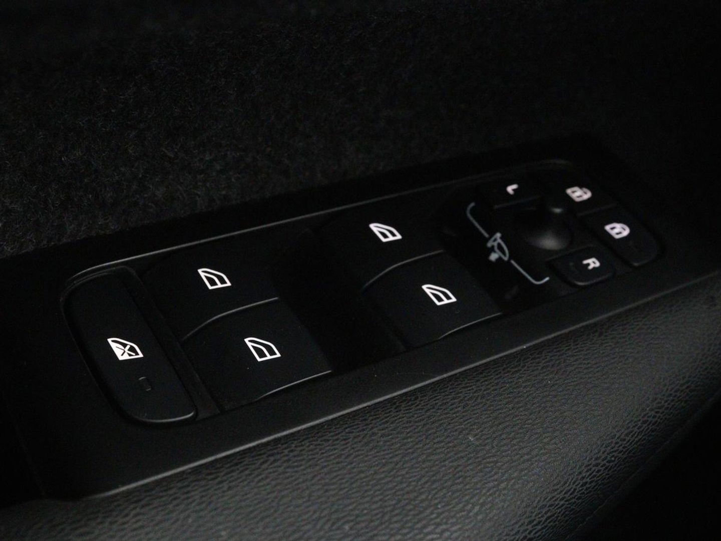 Volvo XC40 1.5 T4 Recharge Incription Expression | Leder | Trekhaak | Camera | Carplay | Keyless | Full LED | Parkeerhulp | Cruise control | Climate control