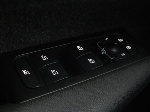 Volvo XC40 1.5 T4 Recharge Incription Expression | Leder | Trekhaak | Camera | Carplay | Keyless | Full LED | Parkeerhulp | Cruise control | Climate control
