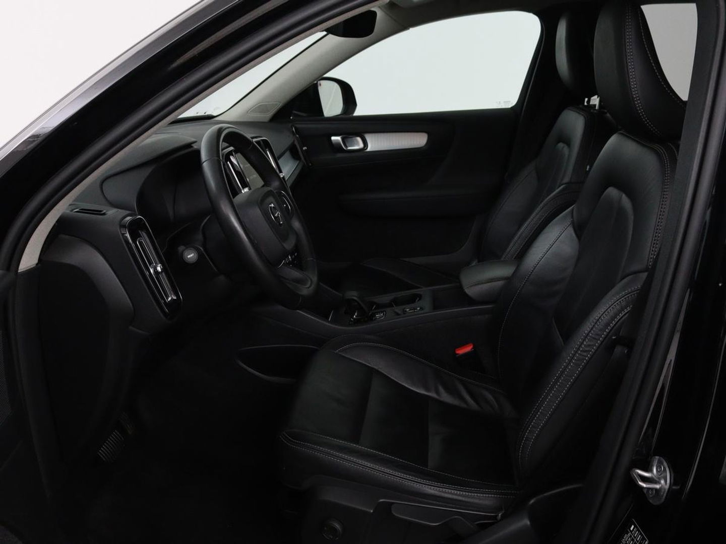 Volvo XC40 1.5 T4 Recharge Incription Expression | Leder | Trekhaak | Camera | Carplay | Keyless | Full LED | Parkeerhulp | Cruise control | Climate control