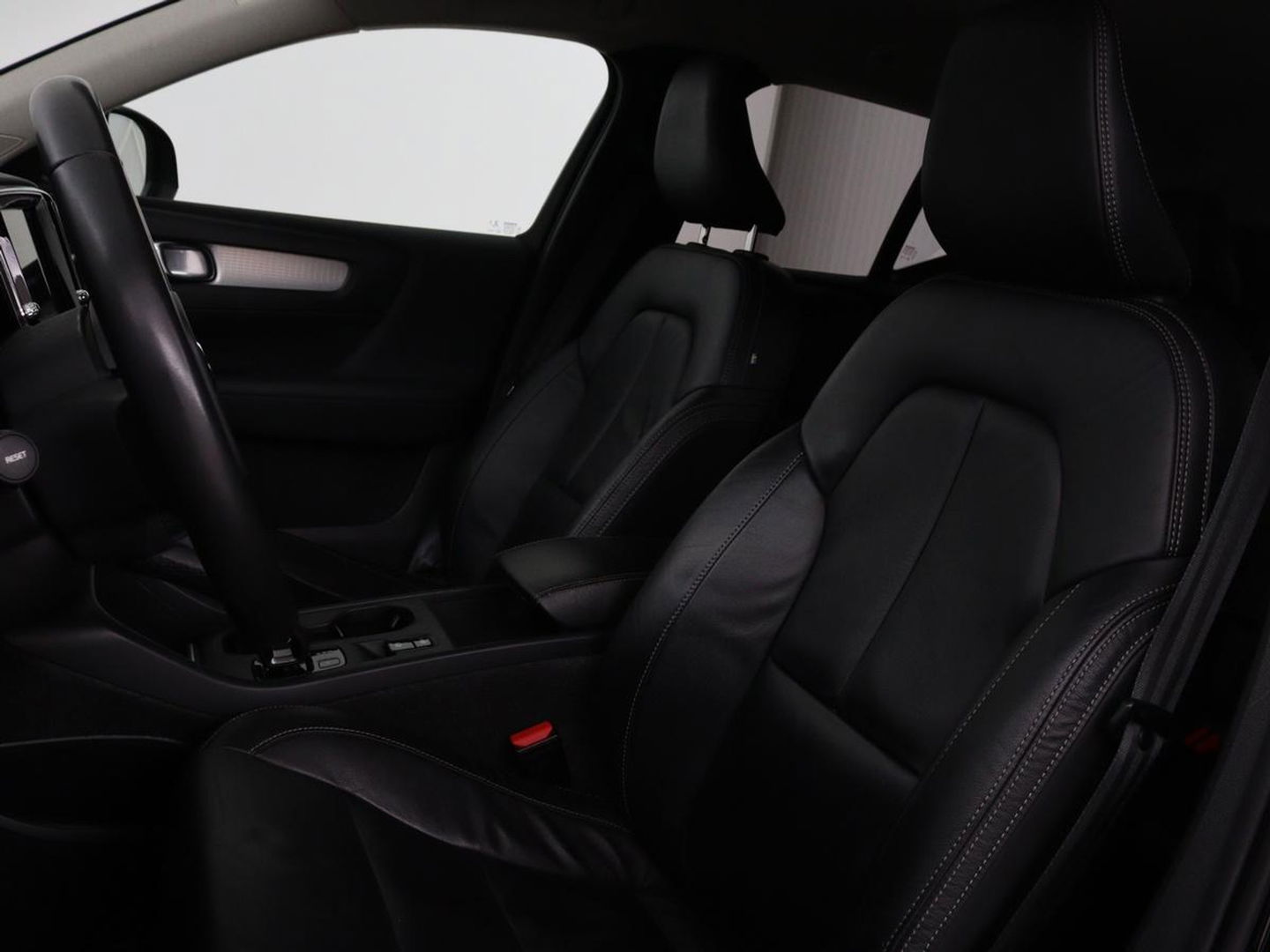 Volvo XC40 1.5 T4 Recharge Incription Expression | Leder | Trekhaak | Camera | Carplay | Keyless | Full LED | Parkeerhulp | Cruise control | Climate control