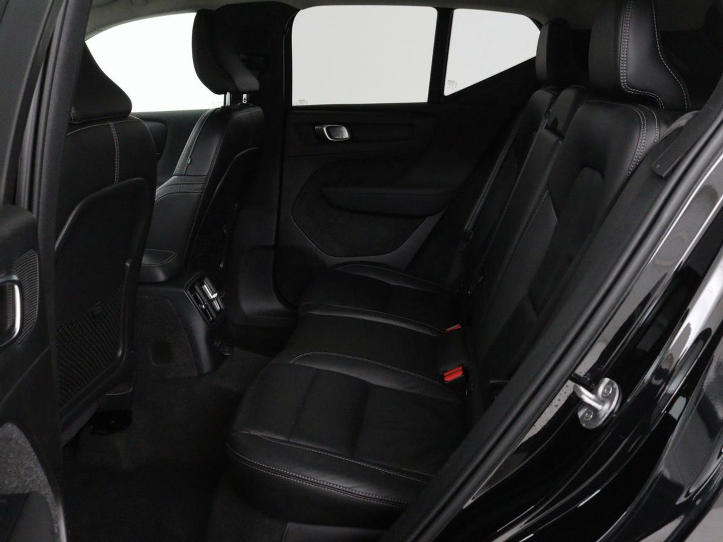 Volvo XC40 1.5 T4 Recharge Incription Expression | Leder | Trekhaak | Camera | Carplay | Keyless | Full LED | Parkeerhulp | Cruise control | Climate control