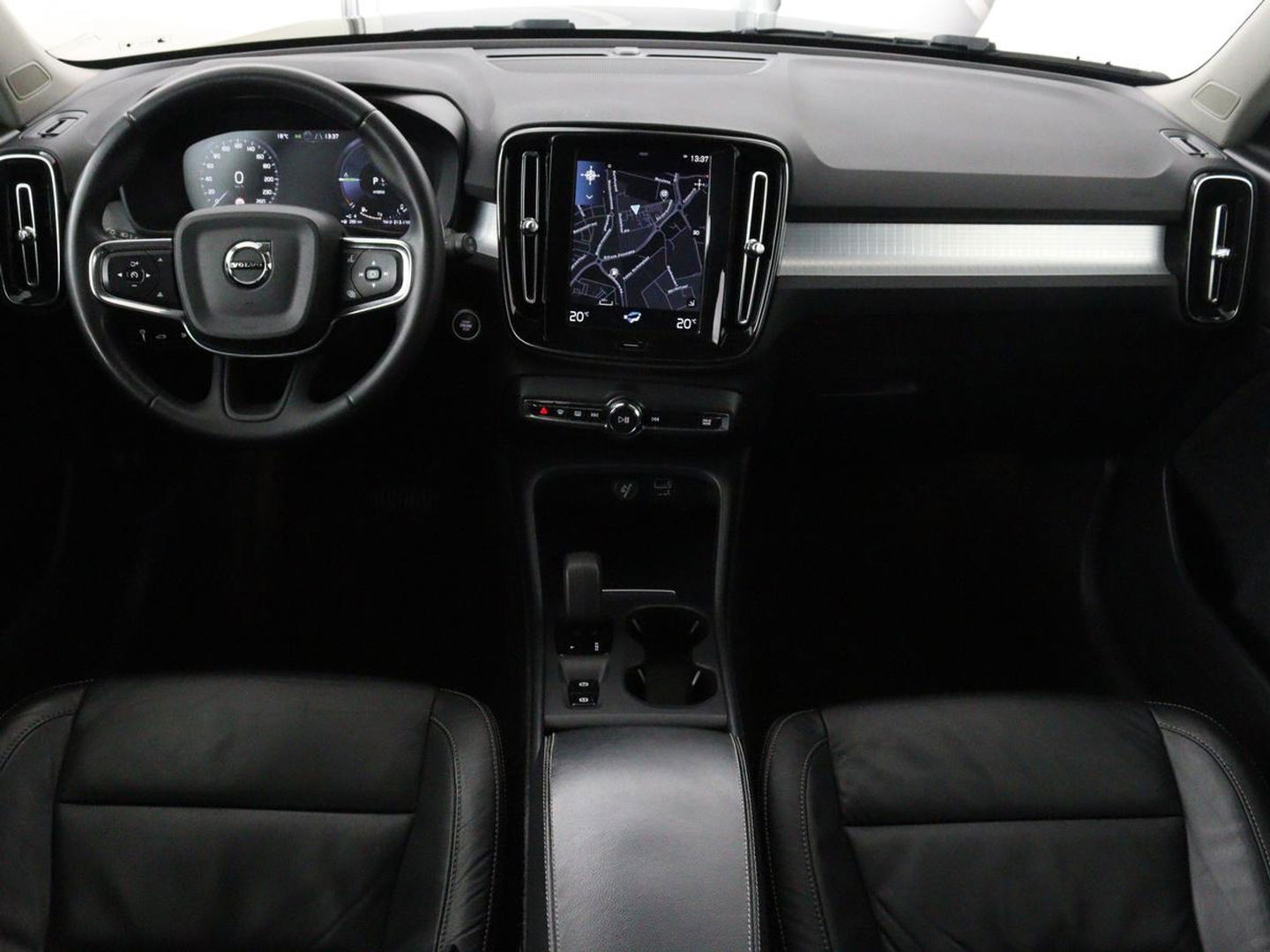 Volvo XC40 1.5 T4 Recharge Incription Expression | Leder | Trekhaak | Camera | Carplay | Keyless | Full LED | Parkeerhulp | Cruise control | Climate control
